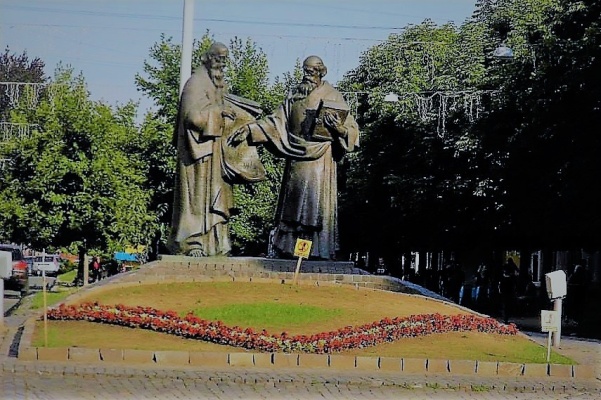 Sousoší sv. Cyrila a Metoděje na náměstí v Mukačevu